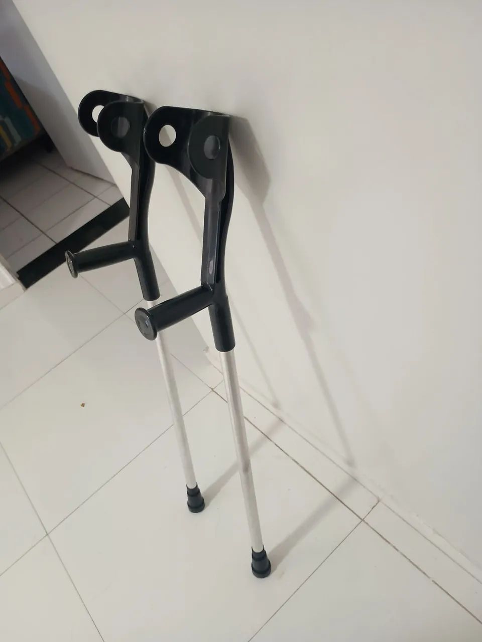 Muleta anatômica ajustável a altura 