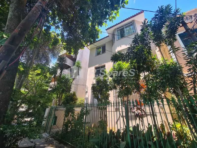 Sala/Quarto reformado ao pés da praia da Urca!
