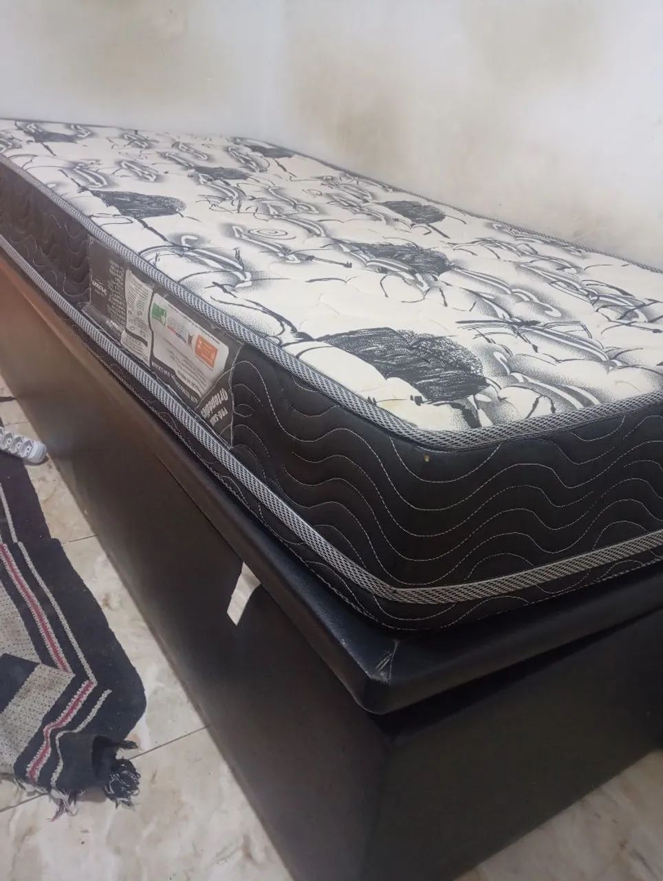 Cama baú solteiro muito nova.