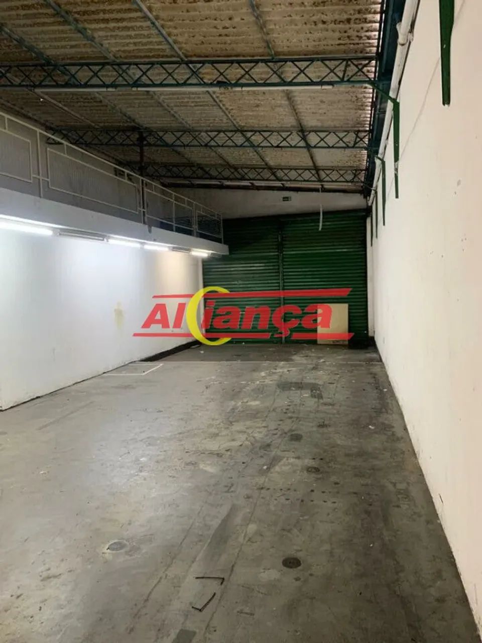 Salão comercial no centro, com 2 banheiros, portas de aço, entrada laterall - Foto 2