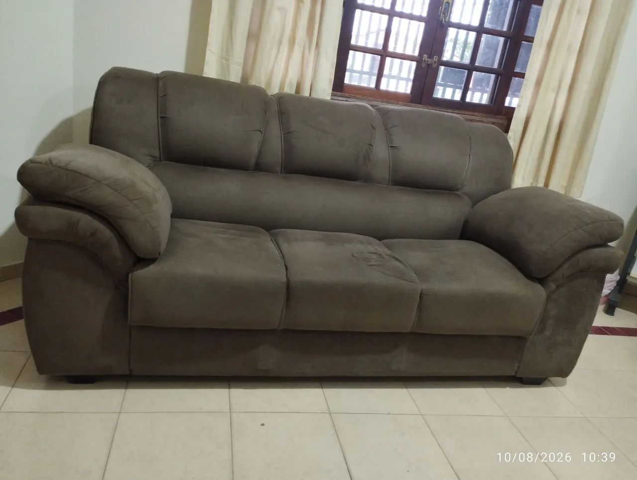 Vendo sofá três lugares no Suede em perfeito estado de conservação  - Foto 2