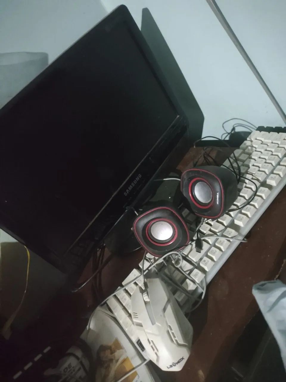 Monitor com teclado, mouse e caixa de som 