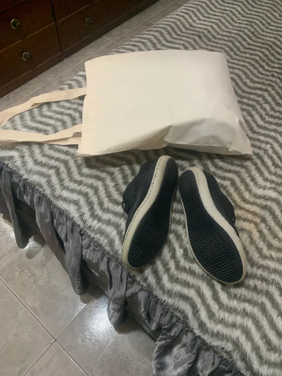 Conjunto bolsa ( nova) + tênis em couro preto  - Foto 4