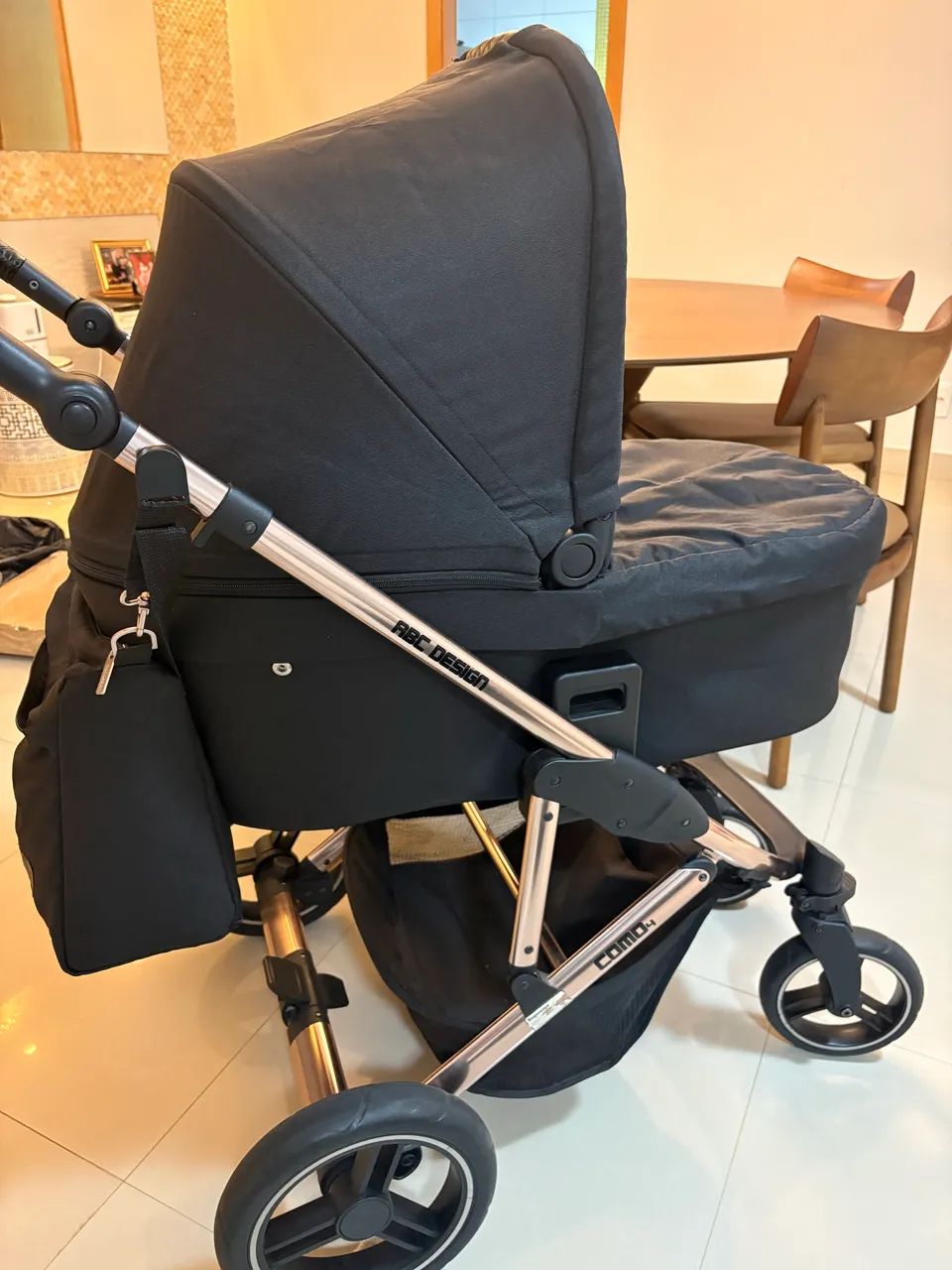 Carrinho de bebê com Moisés e bebê conforto  - Foto 4
