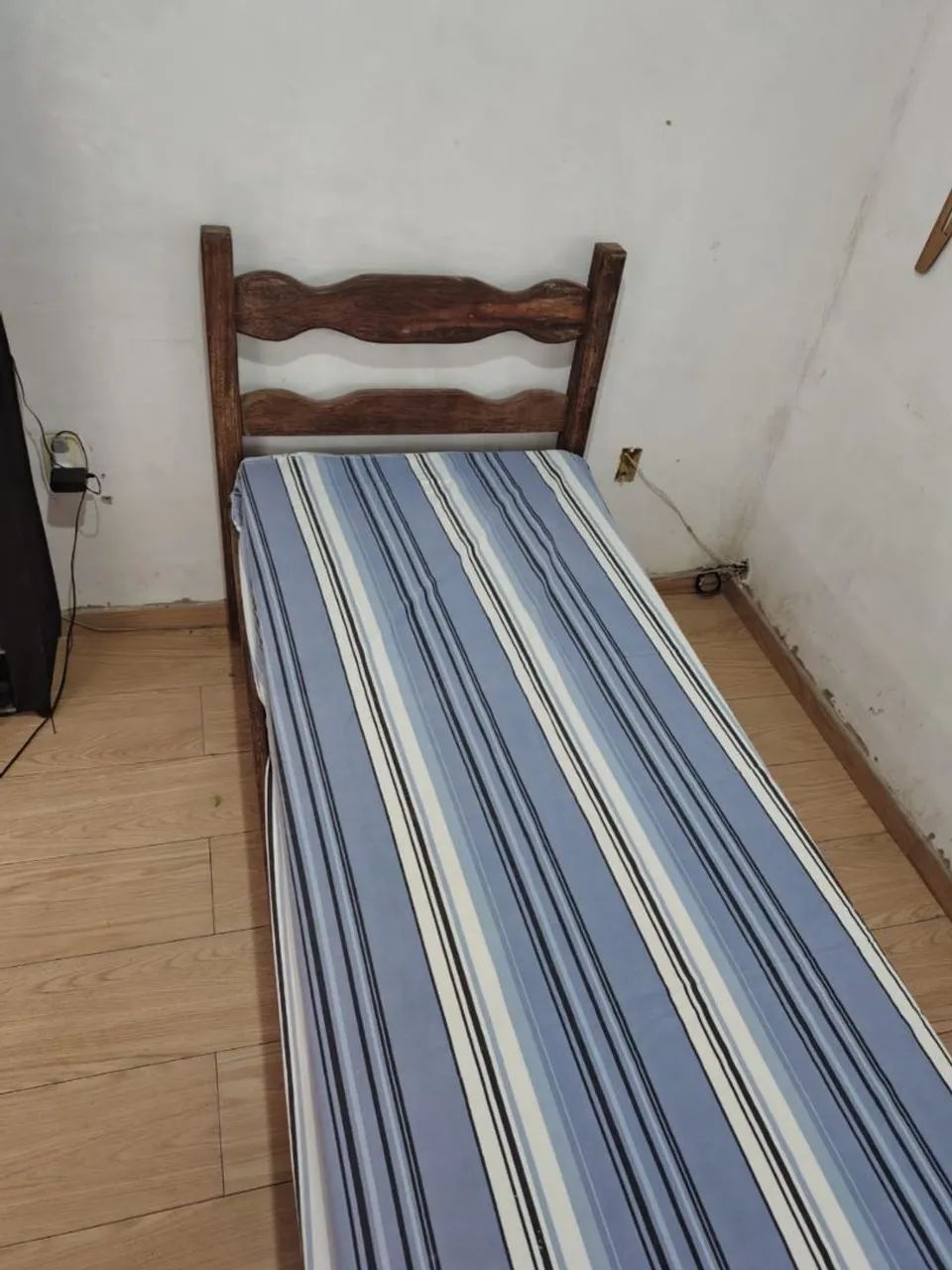 Vendo cama de solteiro com colchão 