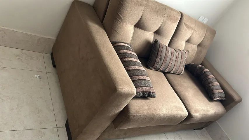 SOFÁ DE DOIS LUGARES MARROM