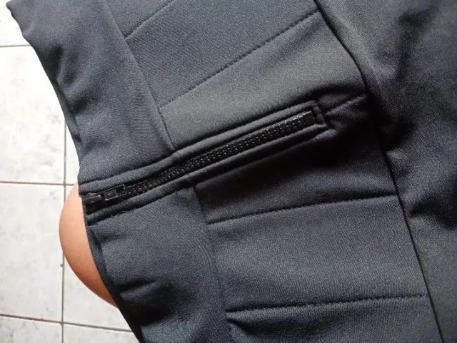 Saia preta cintura alta com zíper frontal - Foto 3
