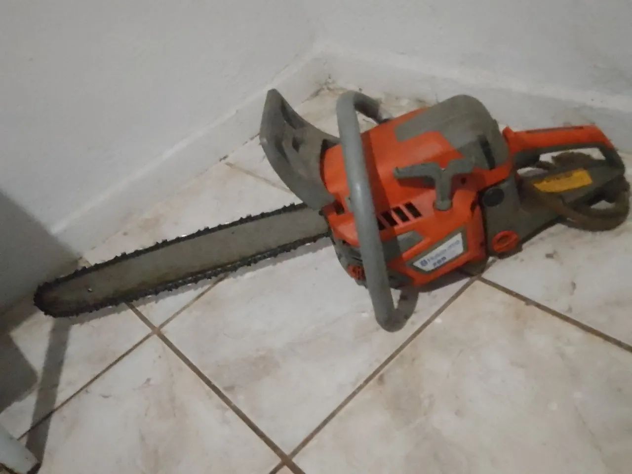 Fazenmos poda de árvore retirada de entulhos