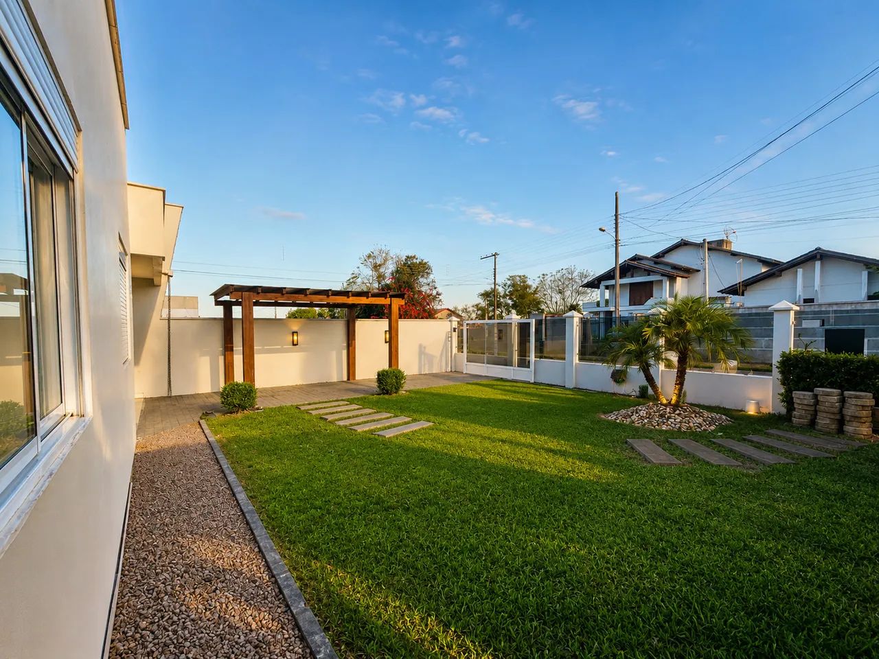 CASA AMPLA, COMPLETA E COM EXCELENTE CUSTO-BENEFÍCIO