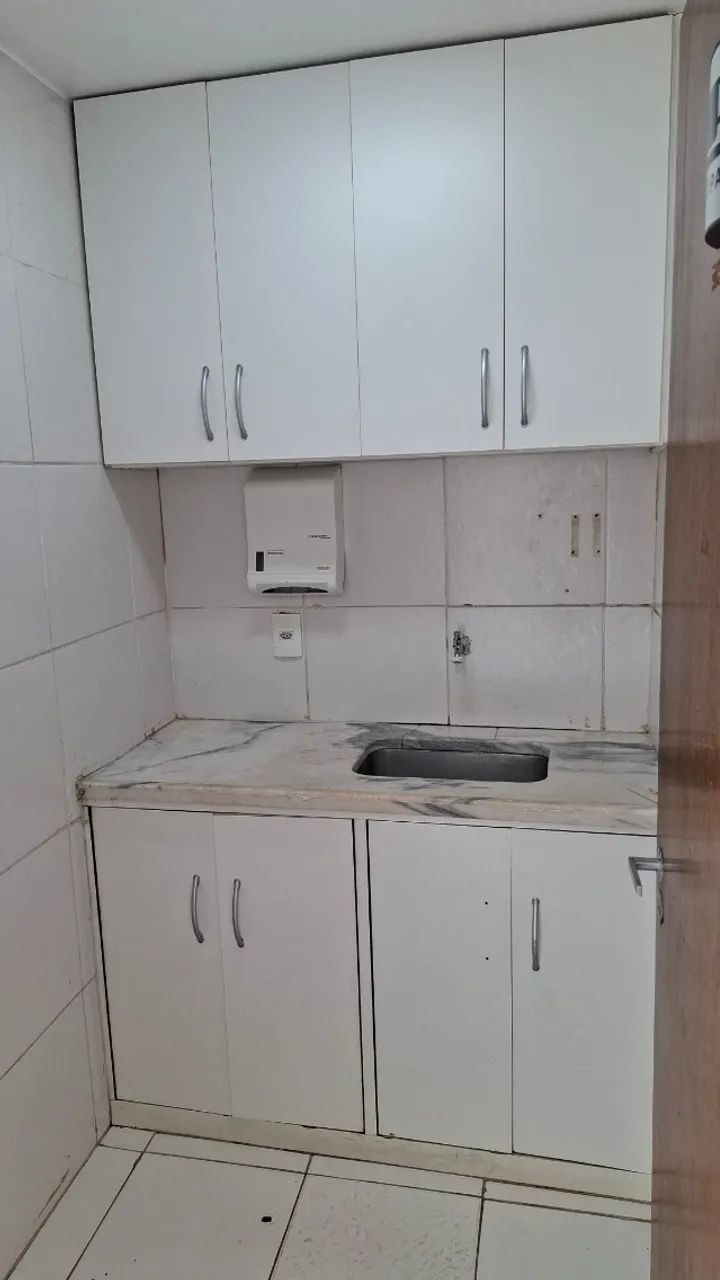 Excelente sala grande (48m², vão livre) com banheiro e copa com armários - Foto 5