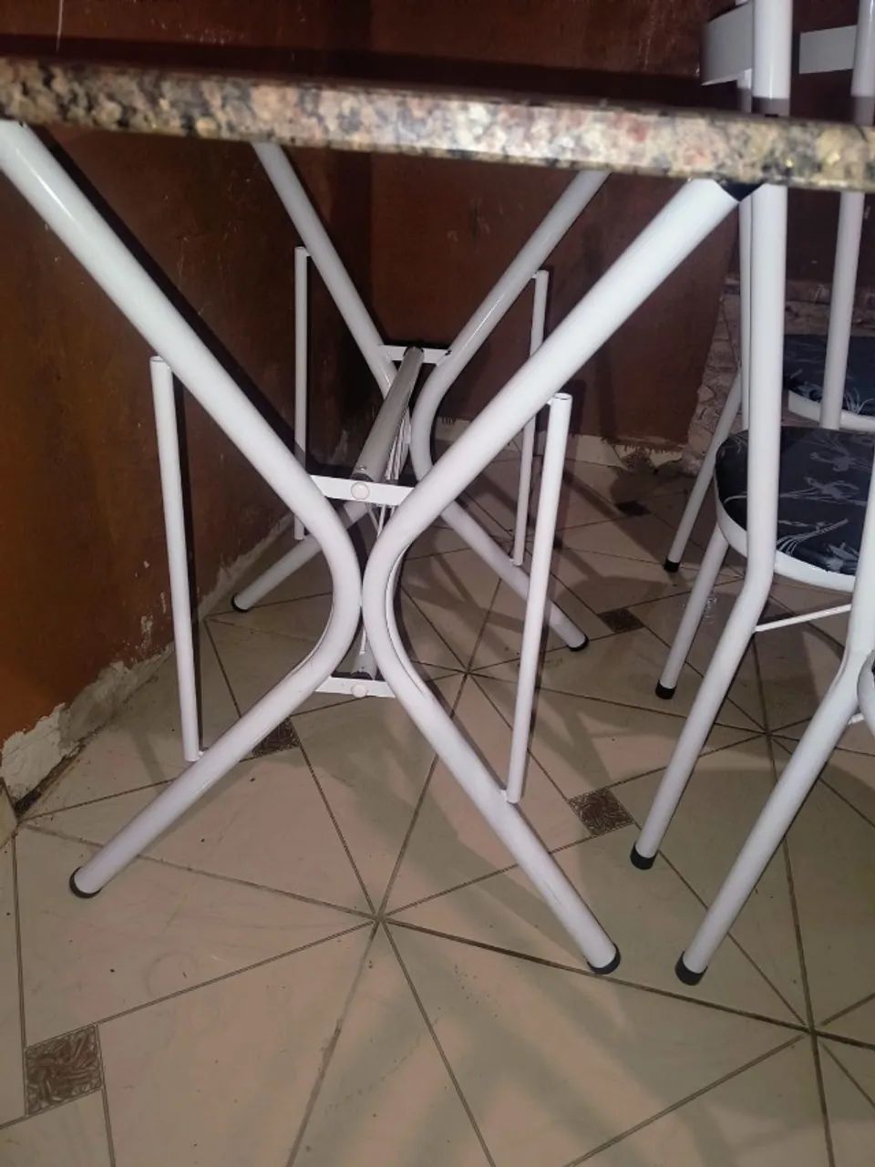 Mesa de Granito com 4 cadeiras - Foto 3