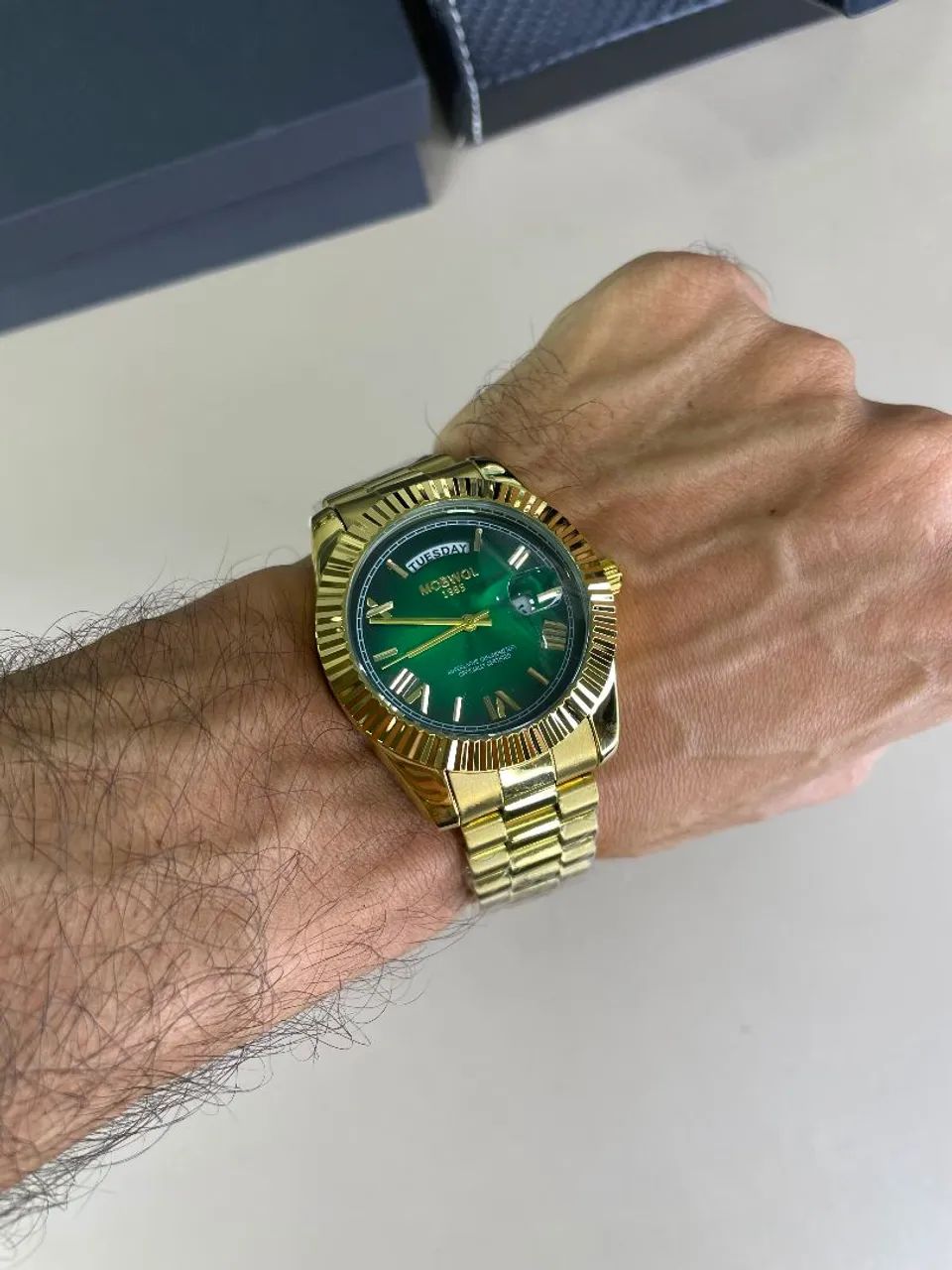 Relógio Daydate Mobwol Dourado com fundo verde  - Foto 2