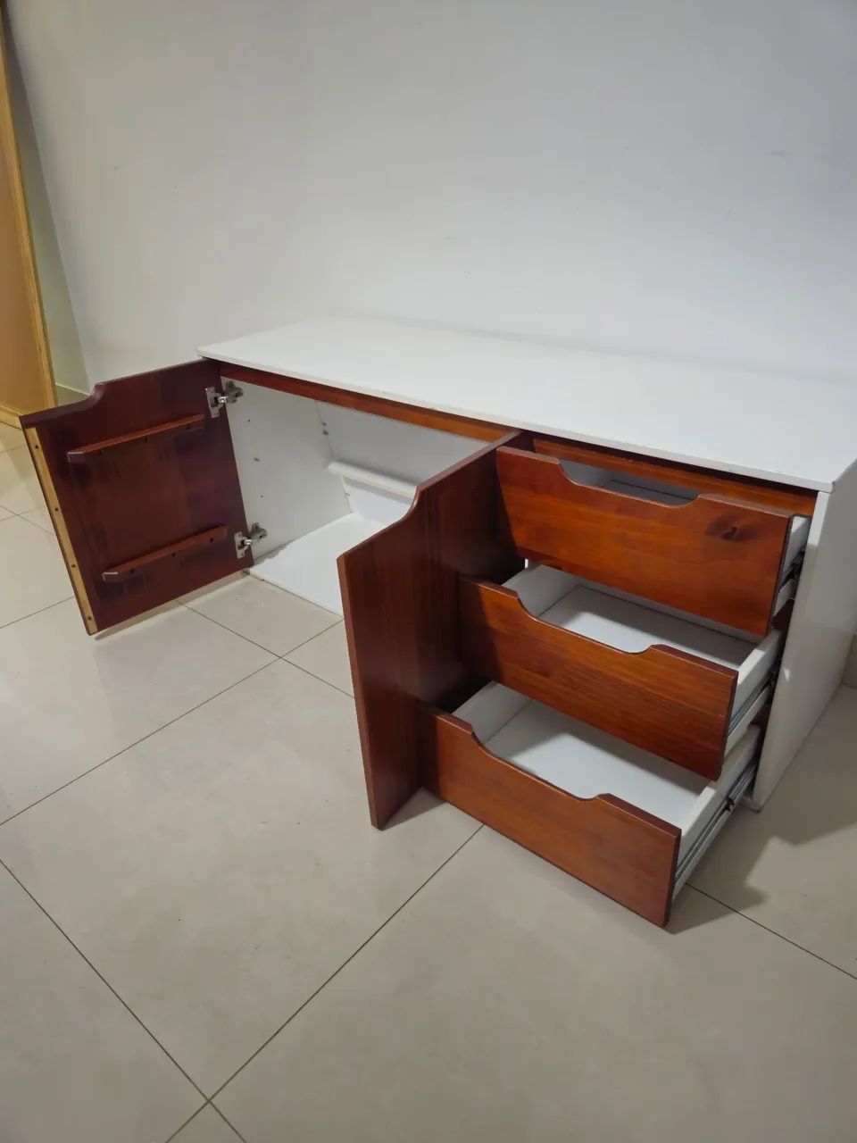 Buffet Tok&Stok 2 Portas e 3 Gavetas - Madeira e Branco - Foto 2