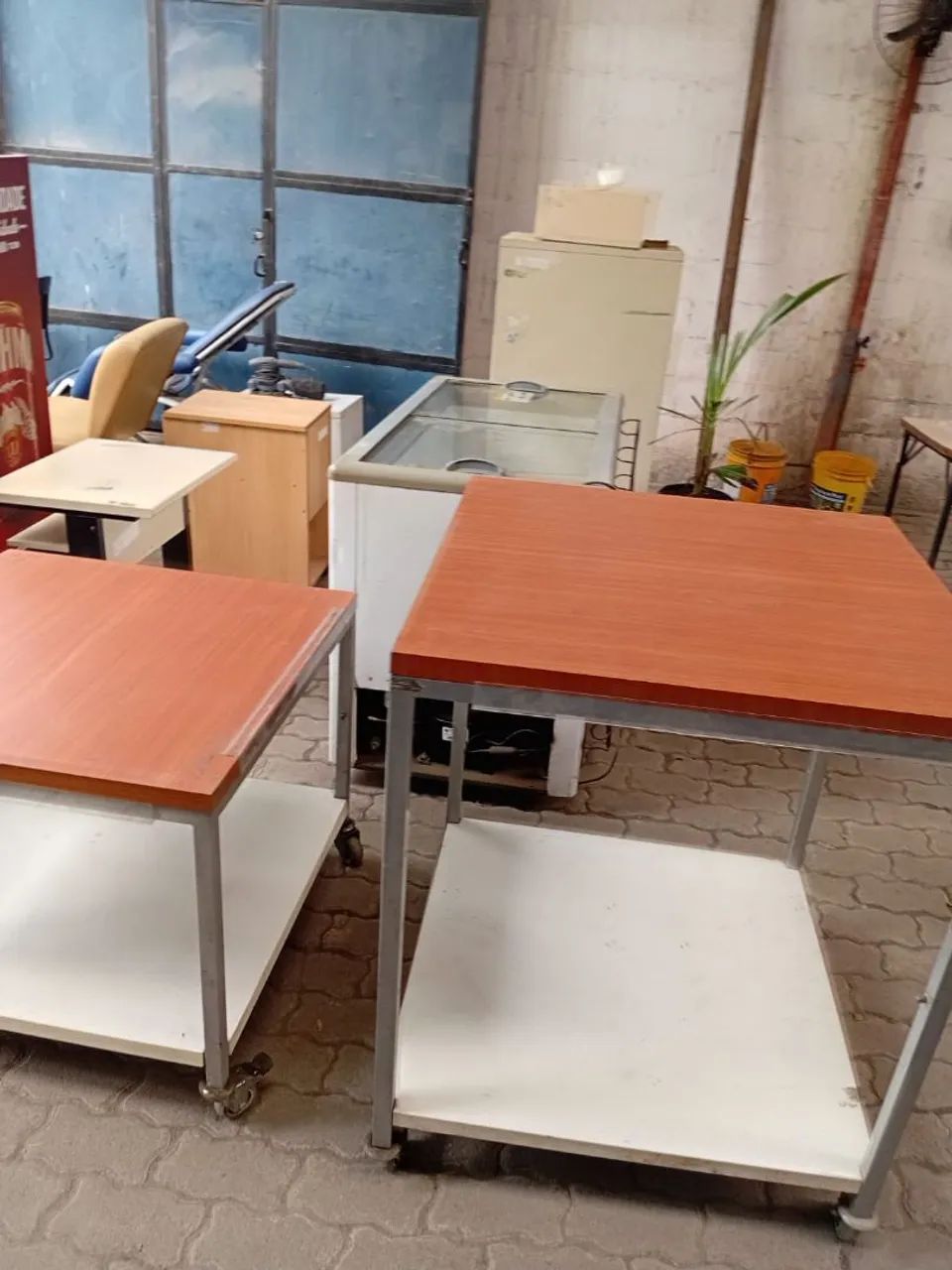 Mesa multifuncional com rodas e travas medindo 0,80cm × 0,80cm × 0,70cm - Foto 4