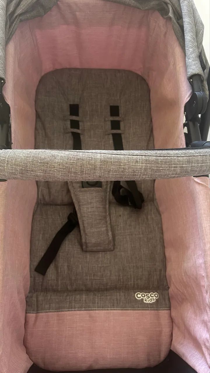Carrinho de bebê e bebê conforto