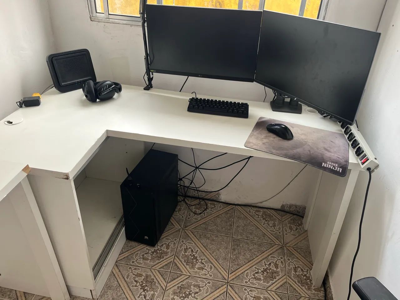 Mesa de escritório e computador  - Foto 3