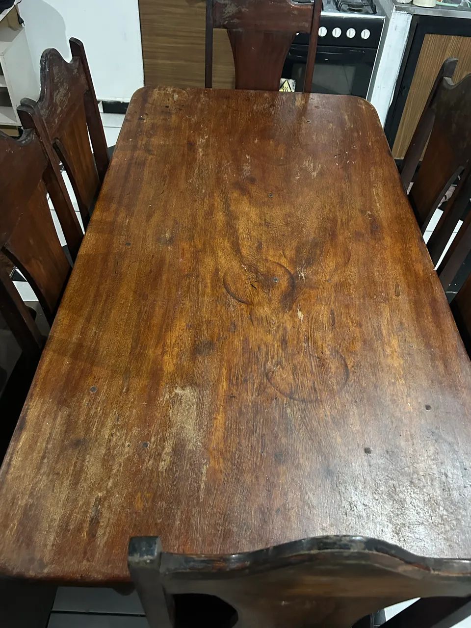 Vende-se mesa de madeira, com 6 cadeiras 
