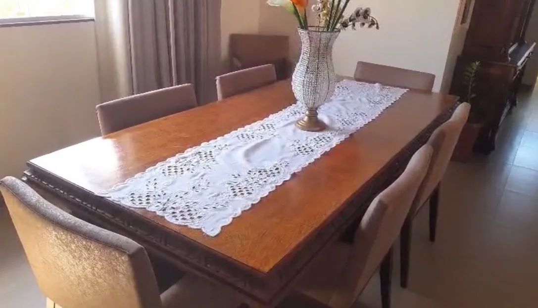 Mesa de Madeira Maciça com 8 cadeiras  - Foto 3