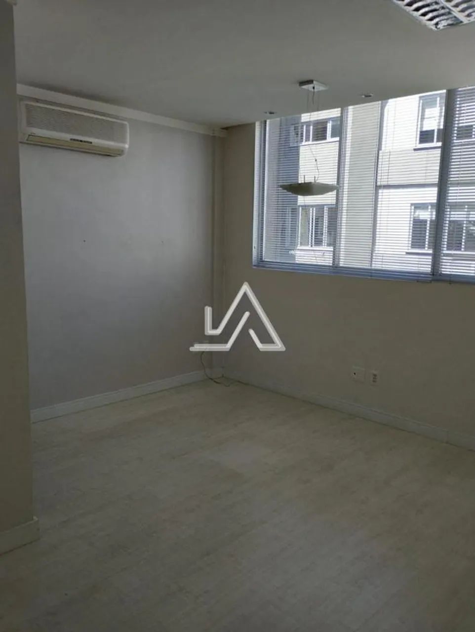 SALA COMERCIAL AÉREA ED. CENTAURO- COM 2 BANHEIROS E COZINHA MOBILIADA-SALA DE ESPERA E AR - Foto 2