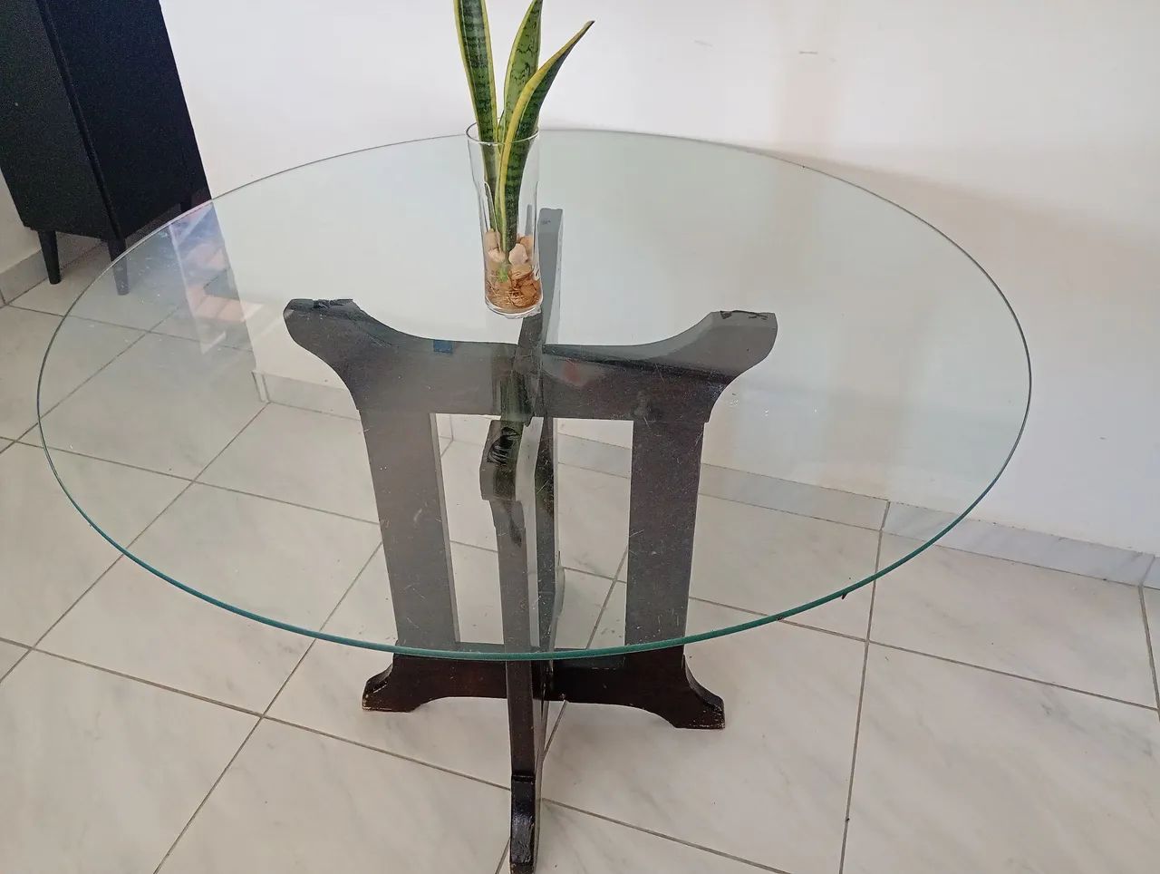 Mesa com tampo de vidro.com base de madeira 