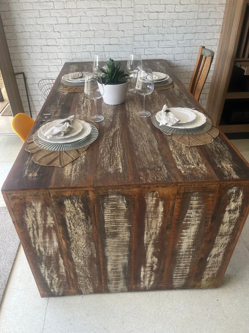 Mesa de madeira de demolição 