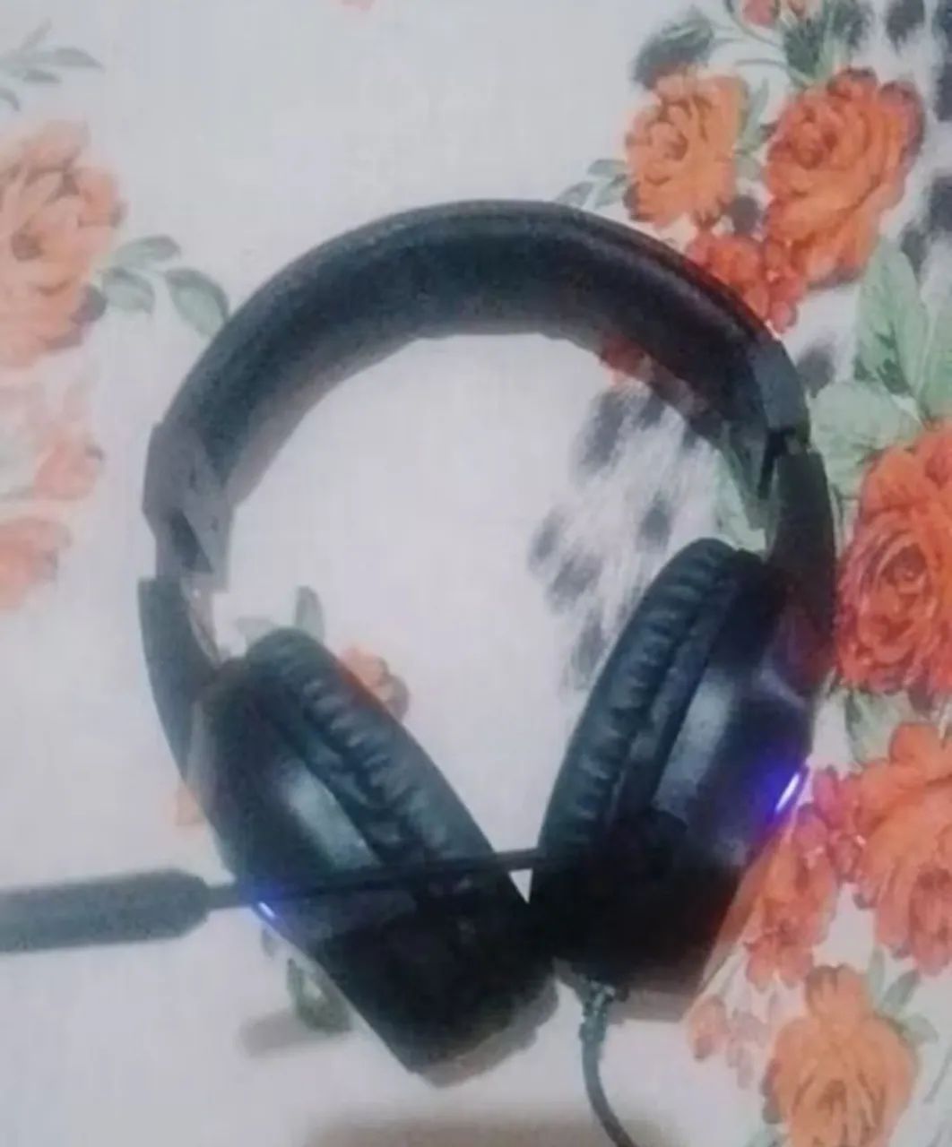 Fone gamer com microfone de fio com led-usado  