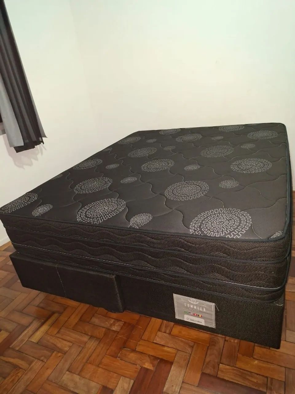 Cama Box Queen  Muito Nova