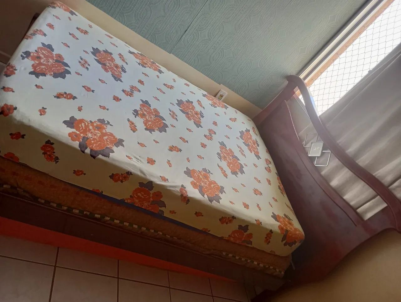 Cama de casal em madeira com colchão. - Foto 2