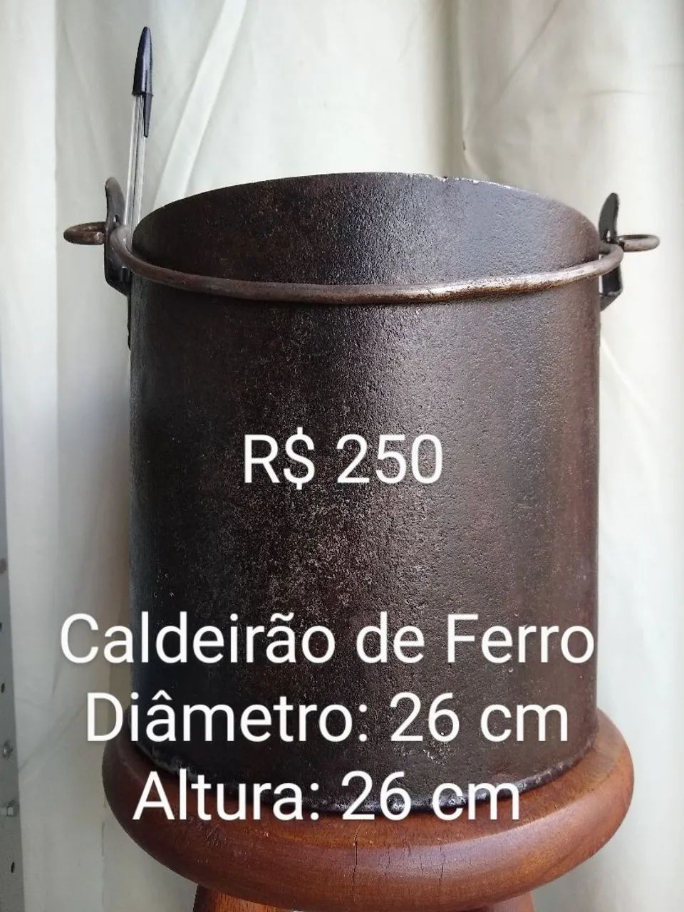 Antigo caldeirão de ferro