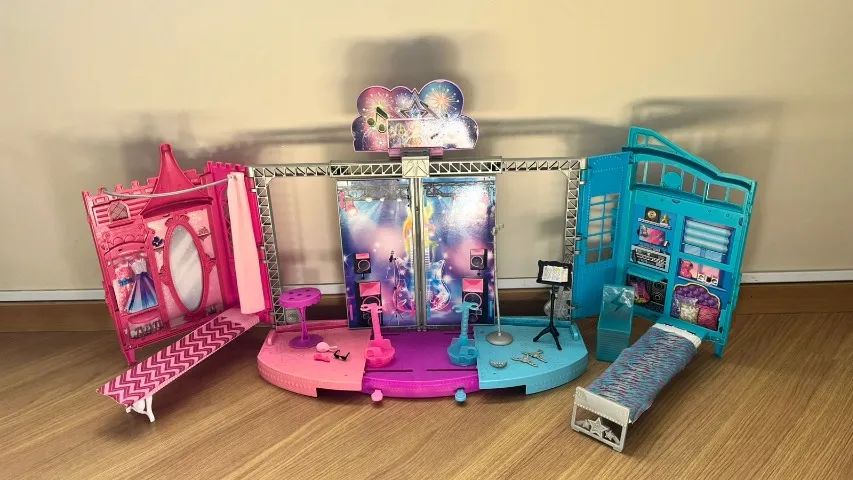 Barbie Casa Palco Transformável  Rock' N Royals  - Foto 4