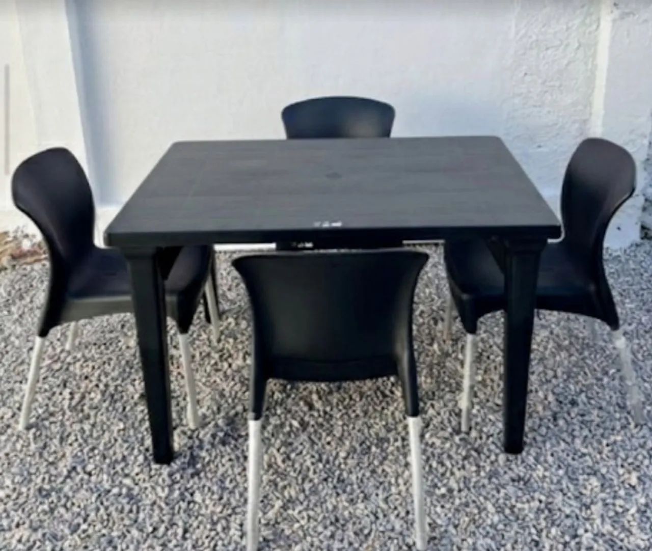 Vendo conjunto de mesa com 4 cadeiras. Nova 
