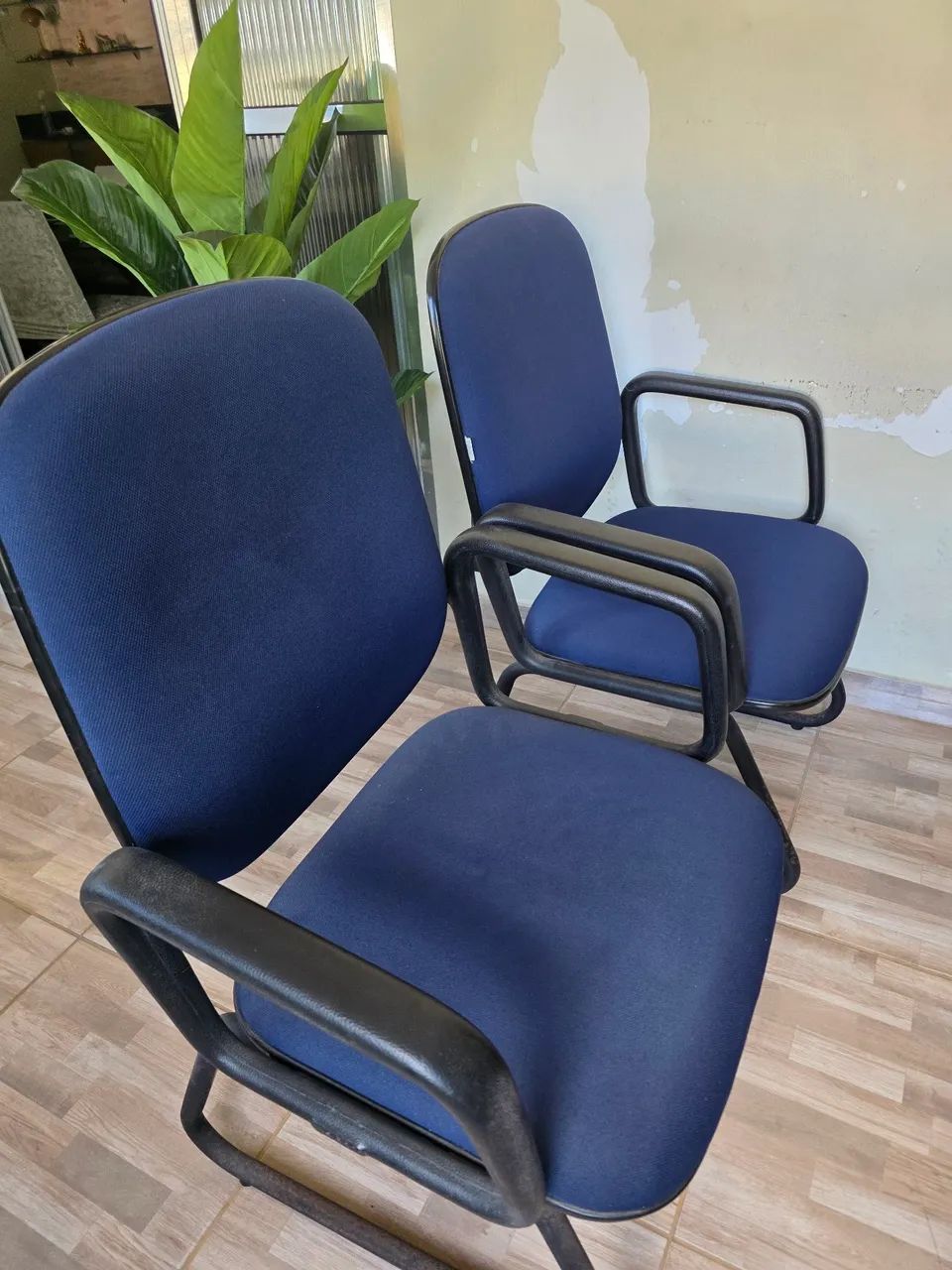 Duas cadeiras fixa com braço.  - Foto 4
