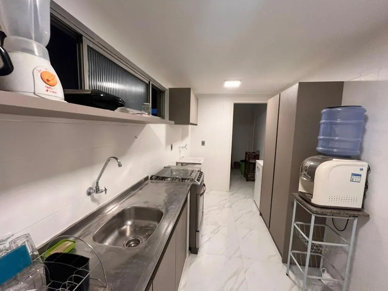 Apto 2 quartos recém reformado uma quadra da praia - Foto 4