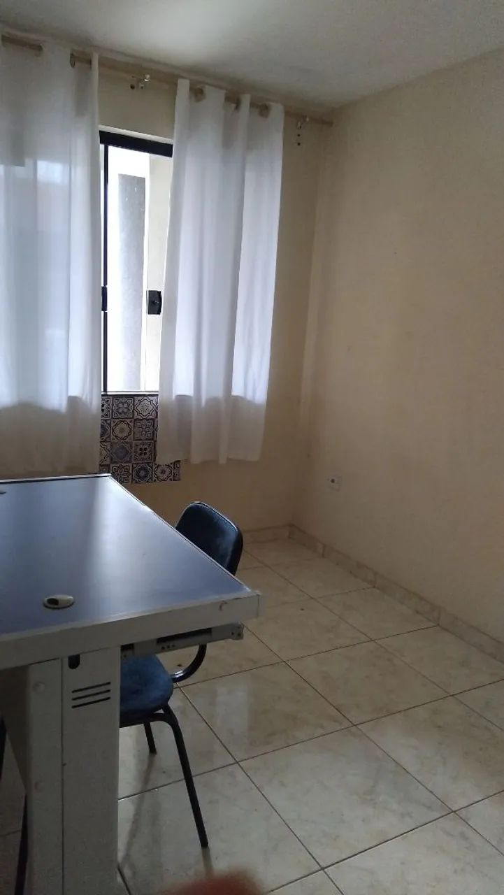 Mesa de escritório com cadeira fixa.  - Foto 2