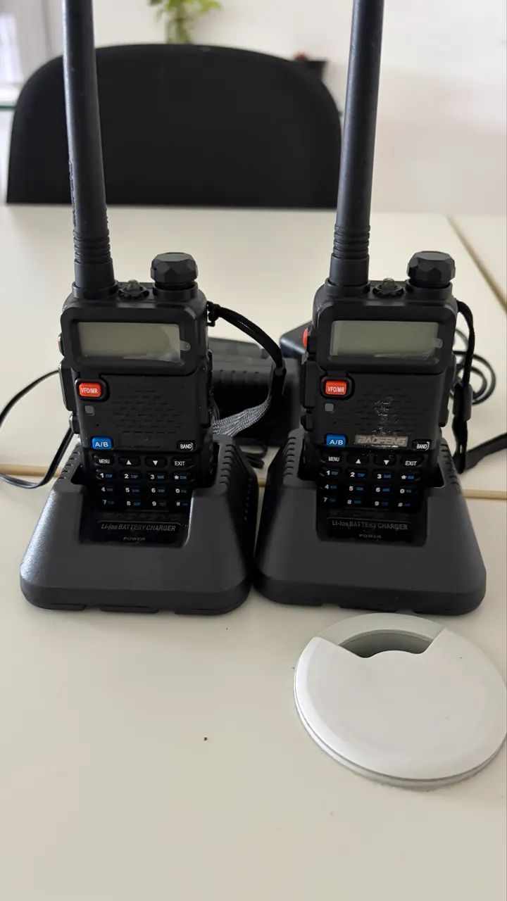 Kit 2 rádio comunicador baofeng com fone lapela e comando 