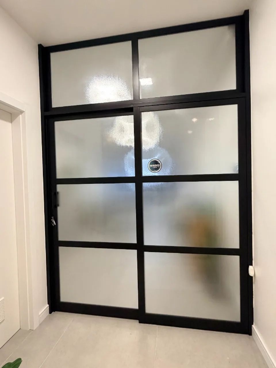 Divisóra de ambiente em alumínio preto com vidro translúcido