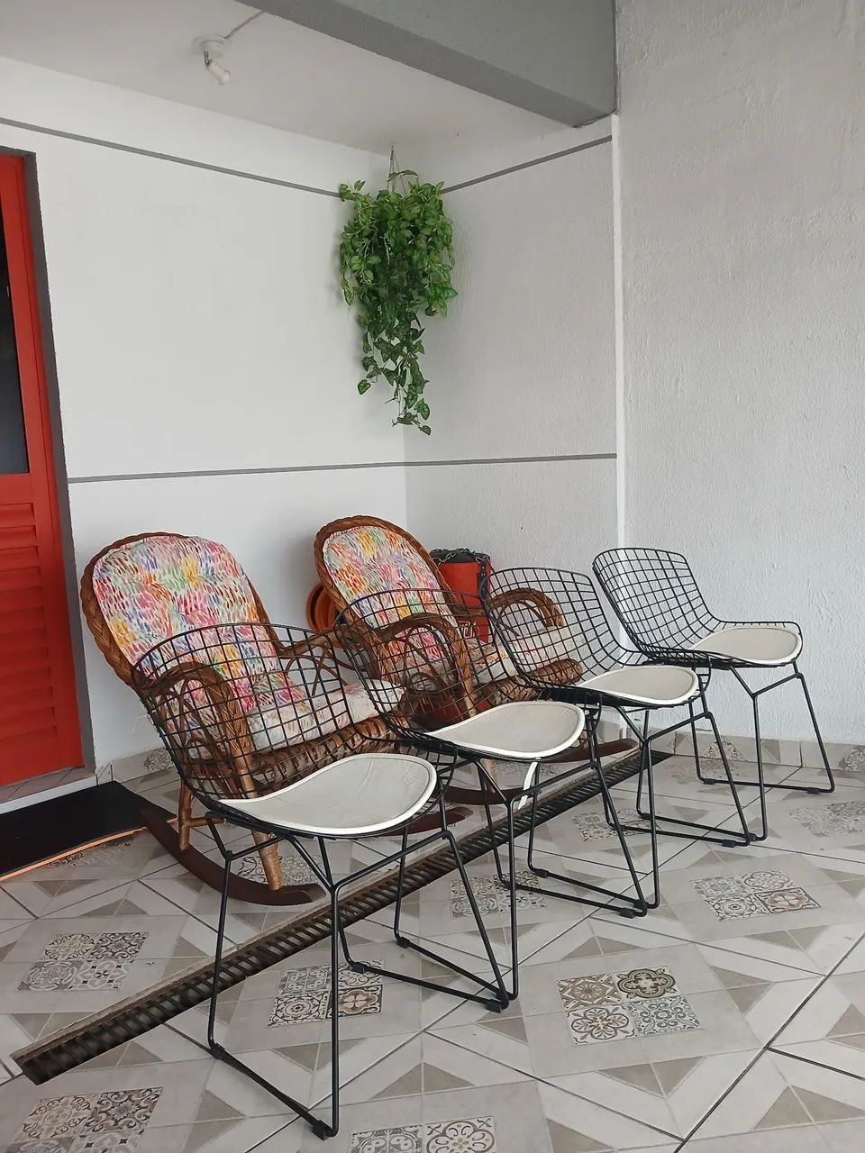 Vendo jogo de cadeira bertoia.