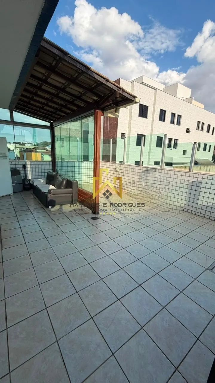 COBERTURA IMPRESSIONANTE NO ITAPOÃ: MUITO ESPAÇO E CONFORTO