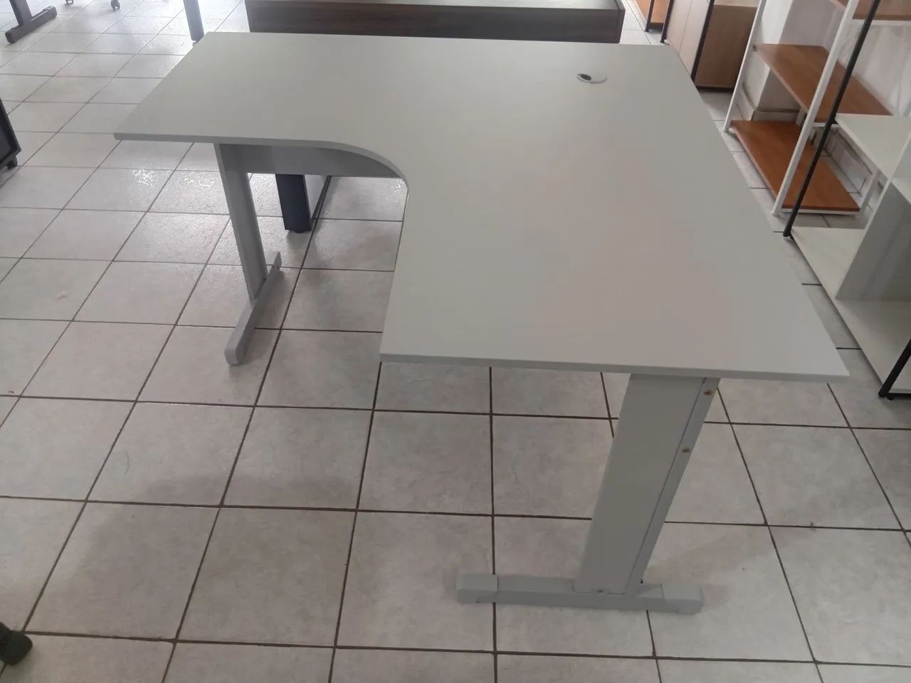 Mesa em L cinza 1.20x1.20m 