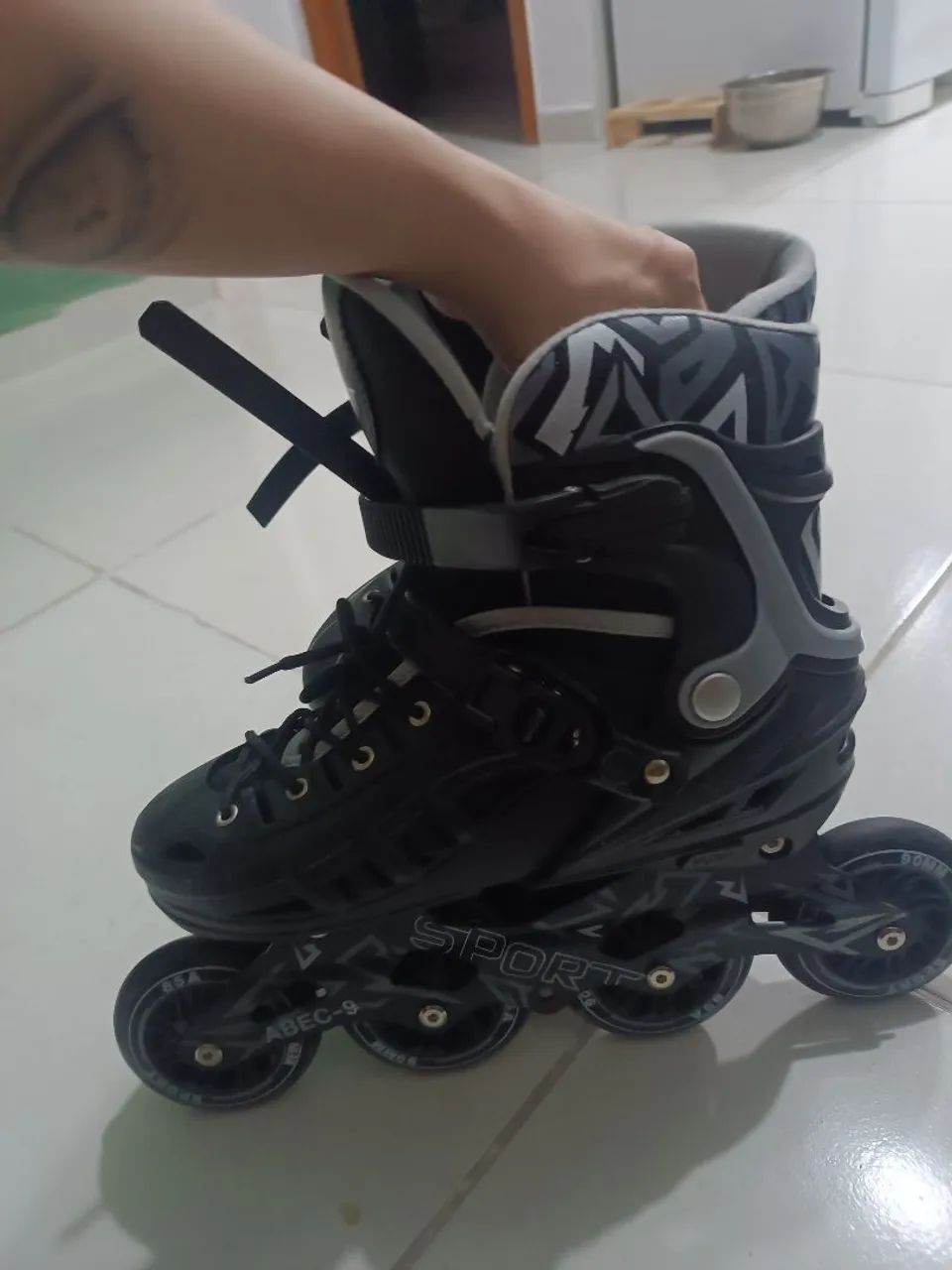 Patins inline preto e branco - Foto 3