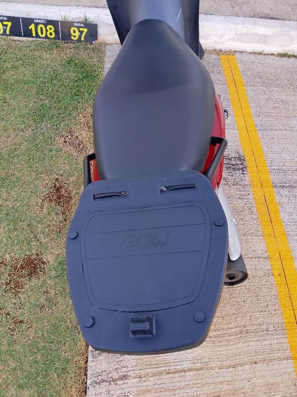 Suporte do baú e baú para moto 