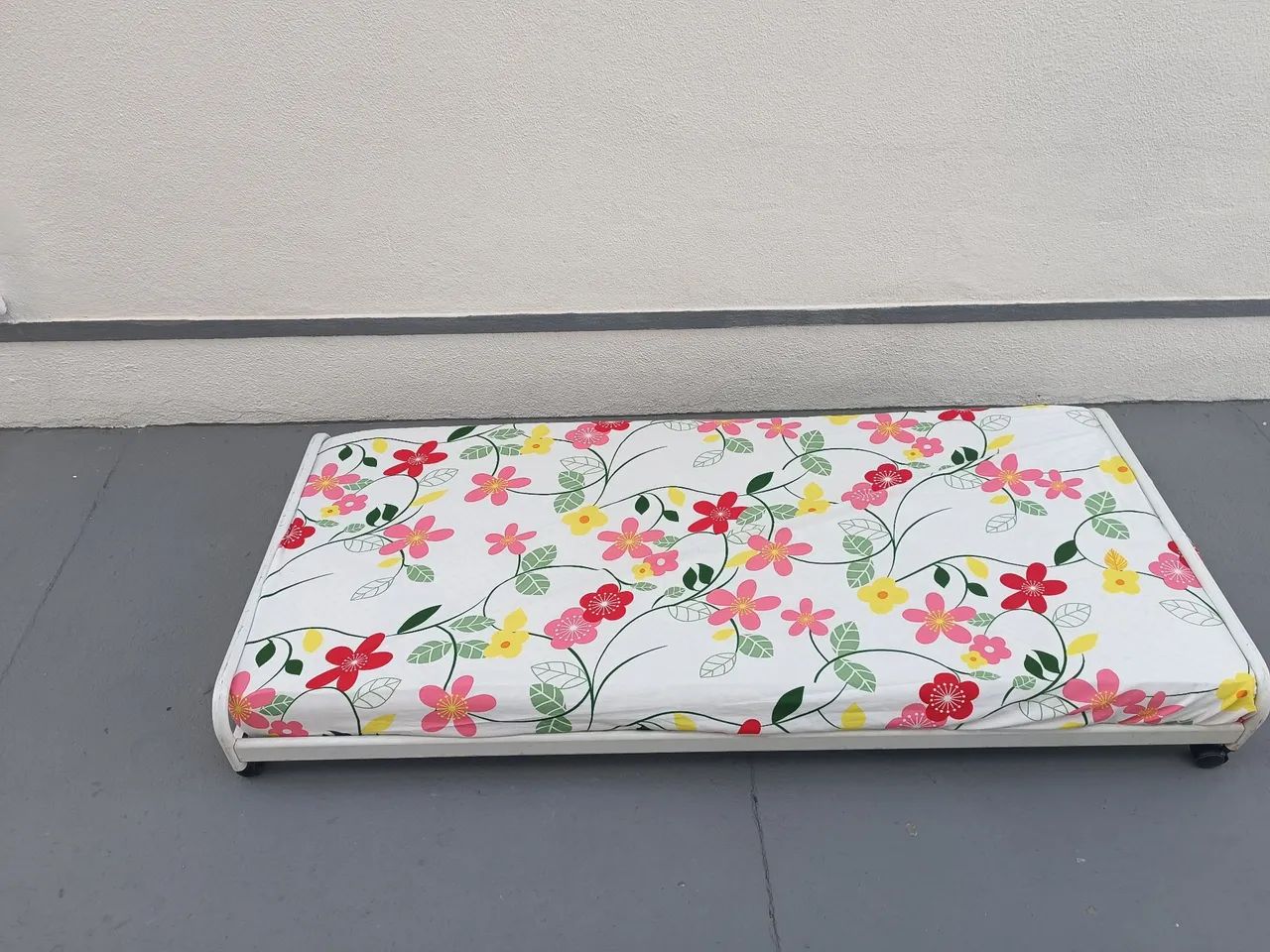 Cama baixa de ferro, de solteiro com colchão - Foto 3