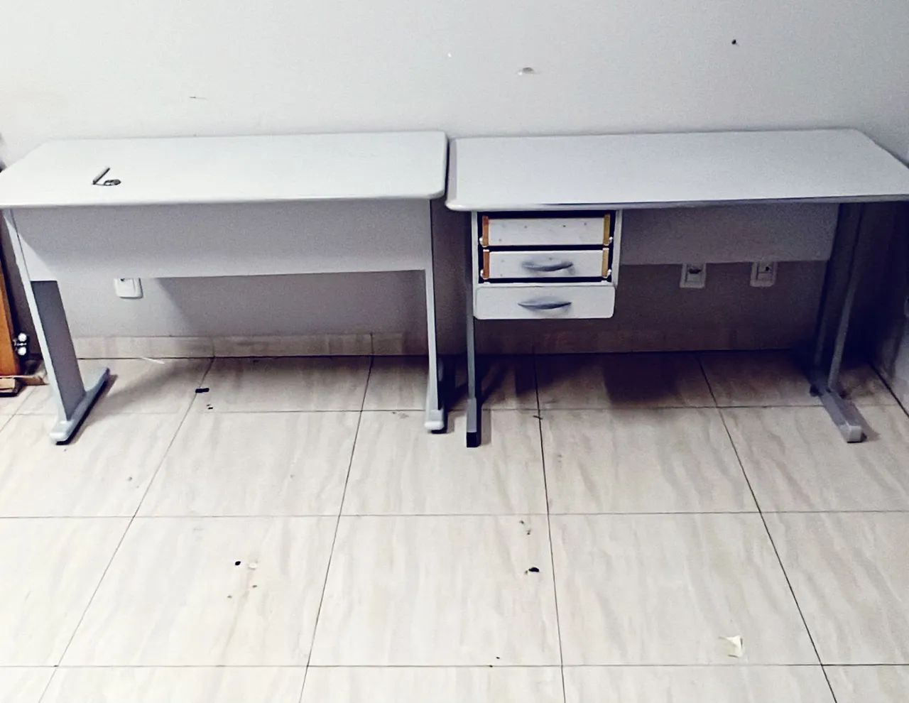 VENDO 2 MESAS DE ESCRITÓRIO BRANCAS COM 3 GAVETAS - Foto 2