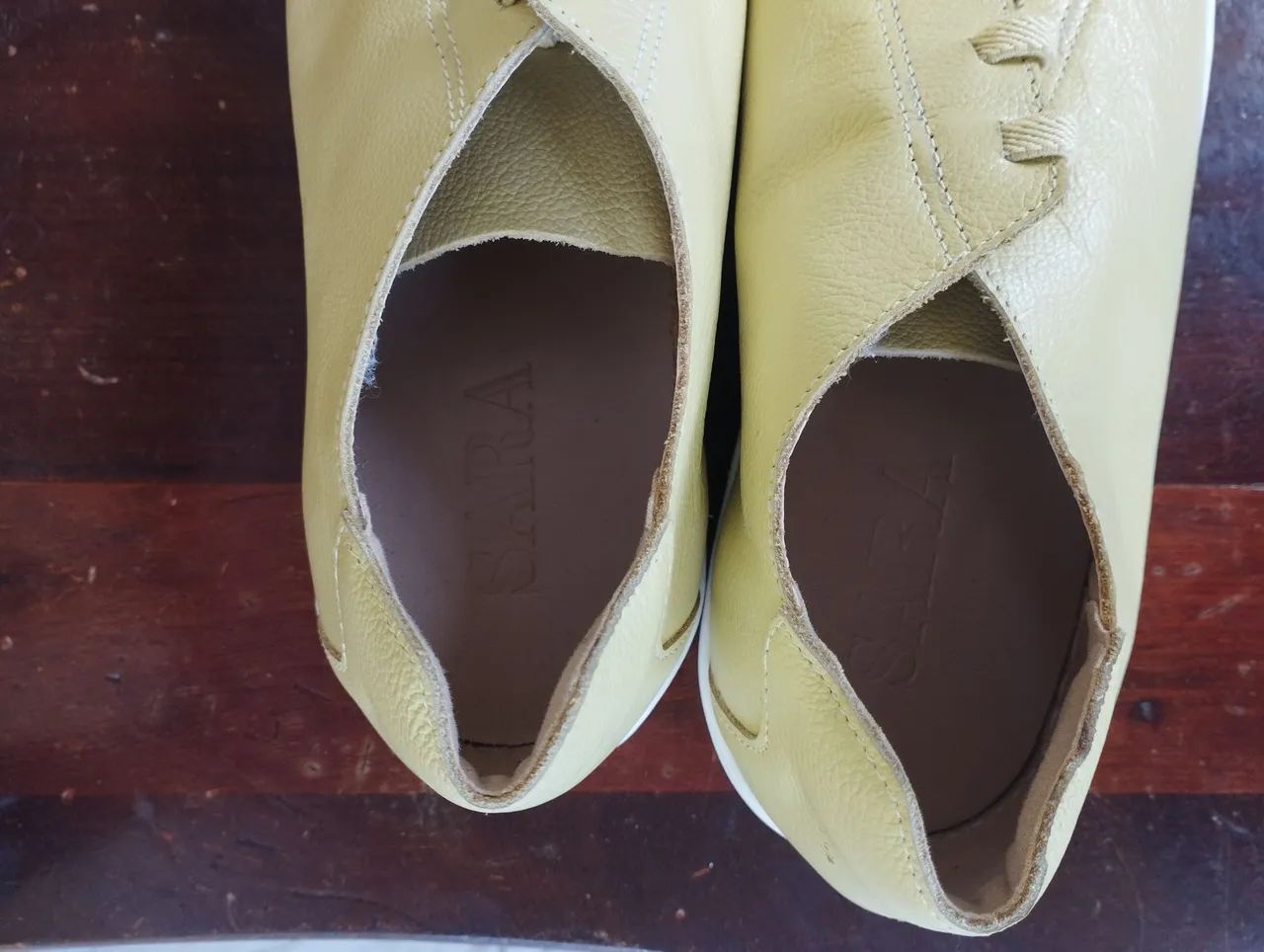 Tênis de couro amarelo 