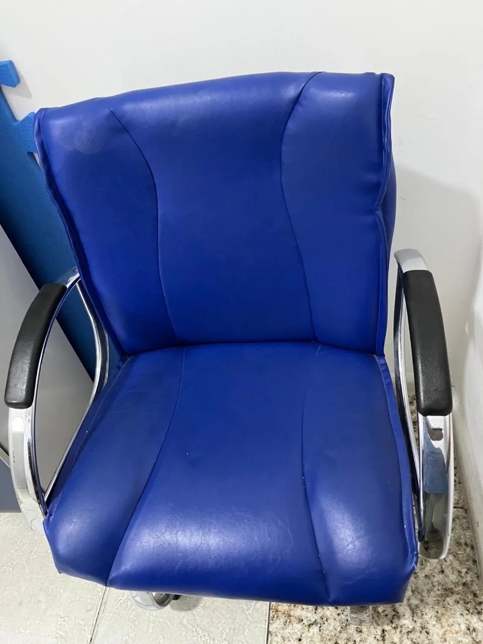 Sofá 2 lugares e 2 cadeiras de escritório  - Foto 2