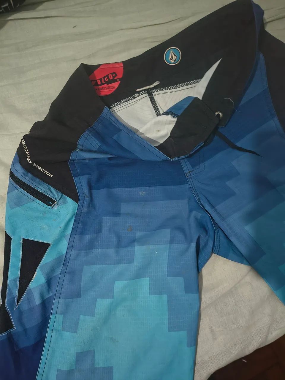 Bermuda VOLCOM original tamanho 38 possui detalhes 