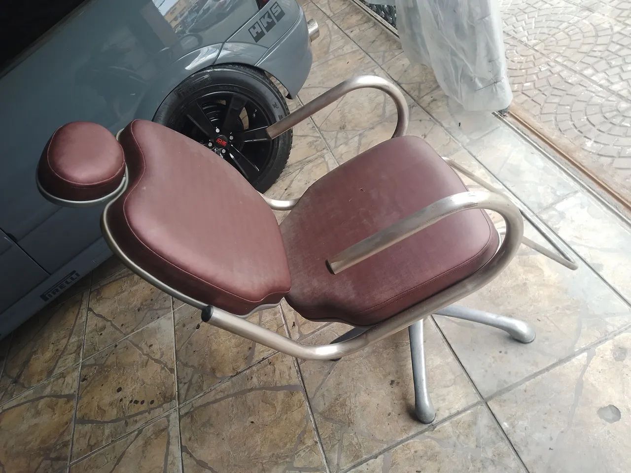 Cadeira salão barbeiro  barbearia em bom estado robusta - Foto 2