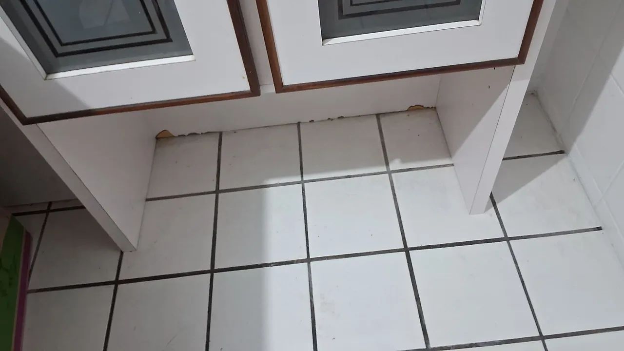 Cristaleira com portas de vidro - ótima para cozinha ou sala - Foto 4