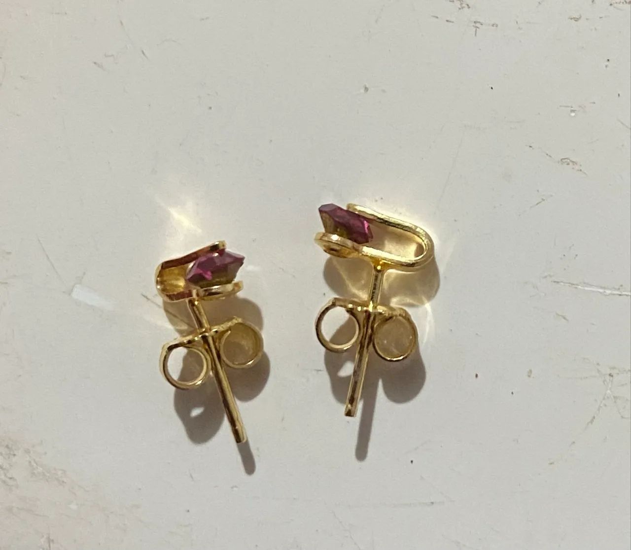 Vendo brinco dourado com pedra única cor de rosa! Excelente qualidade.  - Foto 2