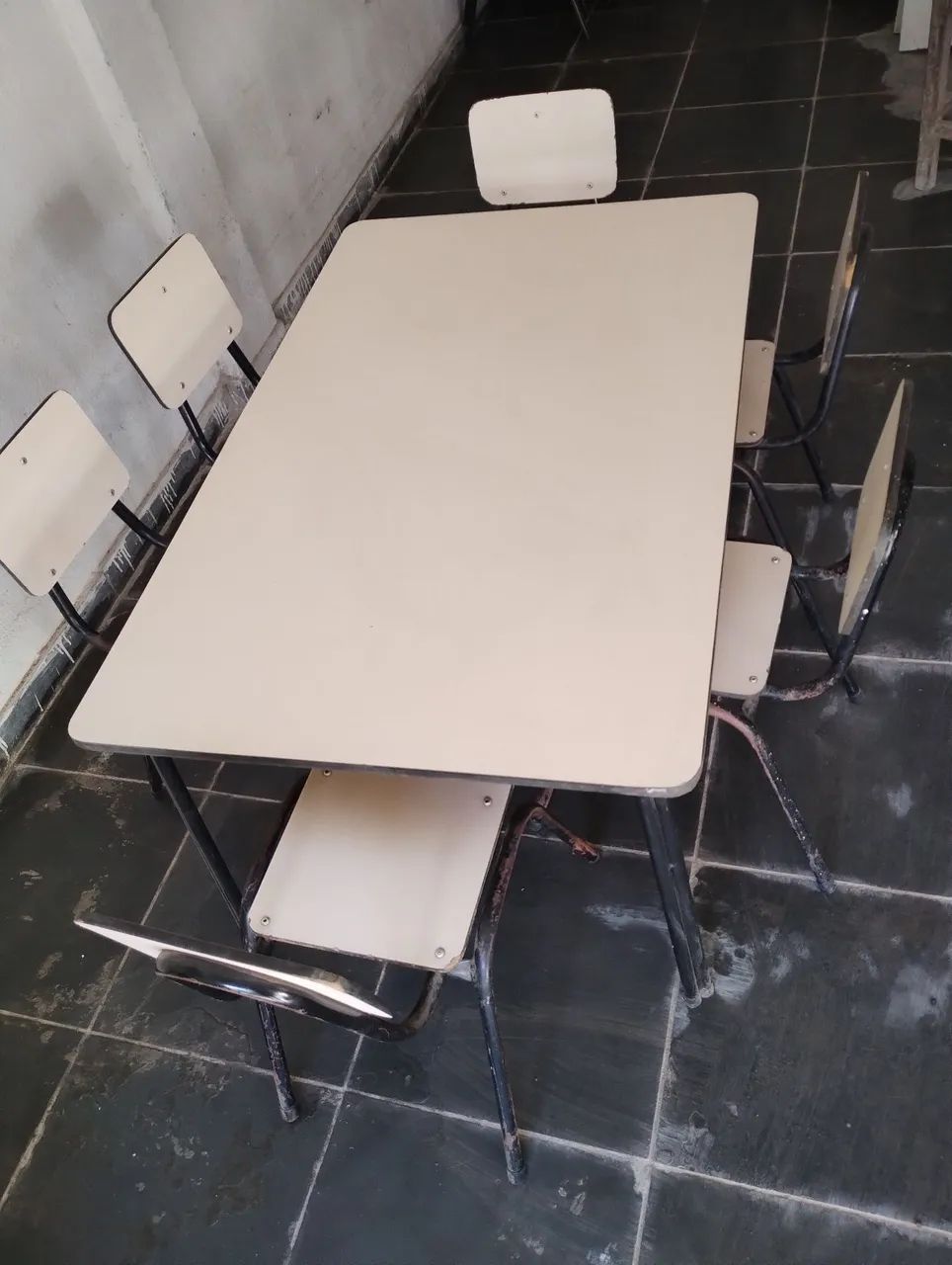 Conjunto de mesa com seis cadeiras infantis 